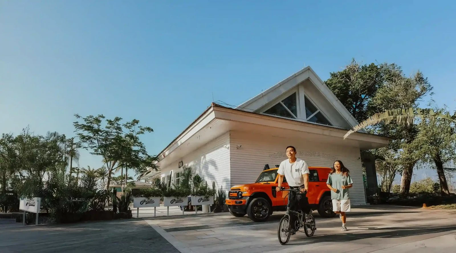 iCar V23 - Image 4: V23 di depan rumah