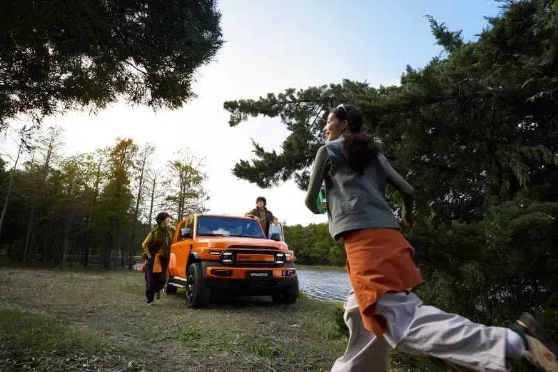 iCar V23 - Image 3: aktivitas luar ruang bersama V23